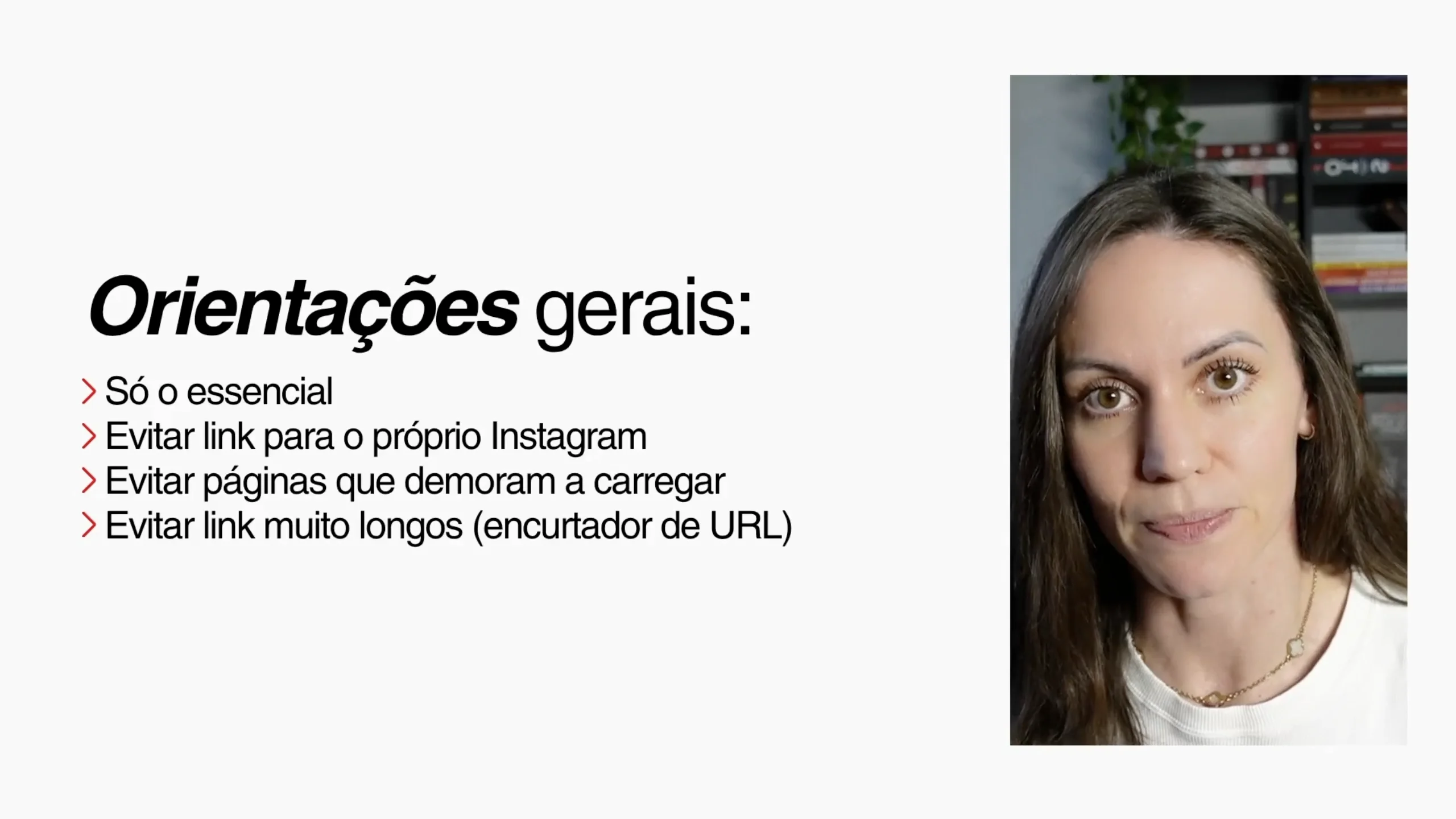 Carine em uma aula do PPE, ao lado de orientações sobre links.